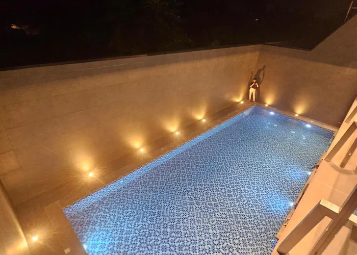 Luxury Poolvilla First Pajak